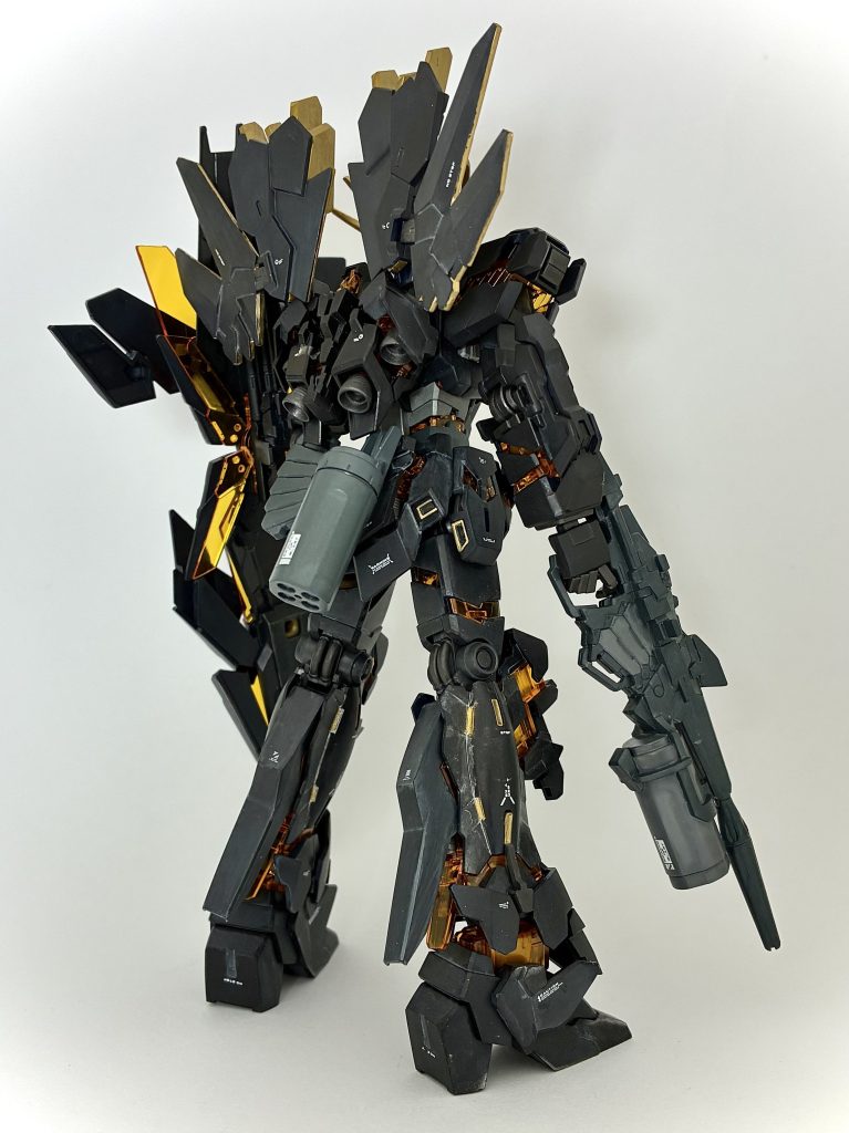 スケール感を出すために、全てのデカールを小さくしました。元々、デカールのイメージがない漆黒のガンダムの印象を崩したくないのもありました。