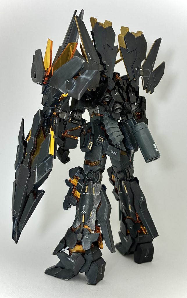 久しぶりなためか、バーニア部分の黒と金色の正確な塗り分けが大変でした。