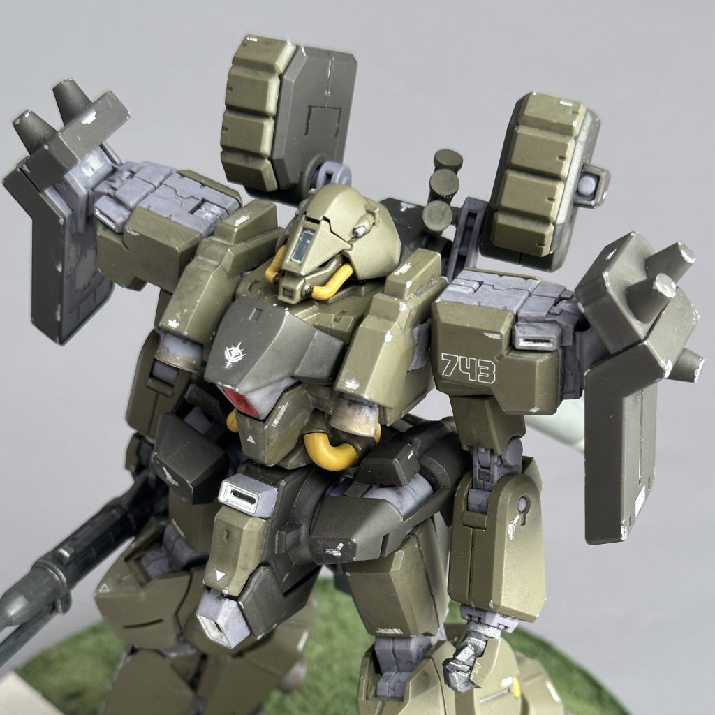 フリッツヘルム風の頭部デザインがジオンっぽさを演出していますが、いがいと「ドーベン〜」と共通点が多い意匠です。