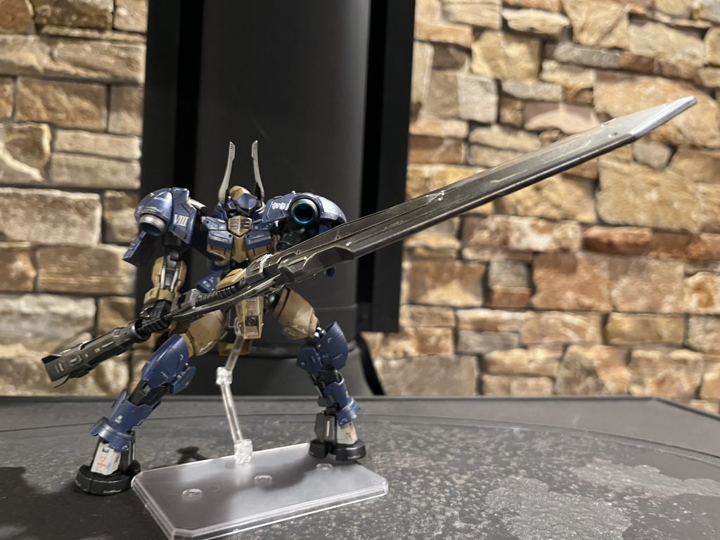 お次はヴァルキュリアバスターソードを大きく構えぼポージング！ やはり武器がでかい分迫力があってかっこいいですね(,,> <,,)