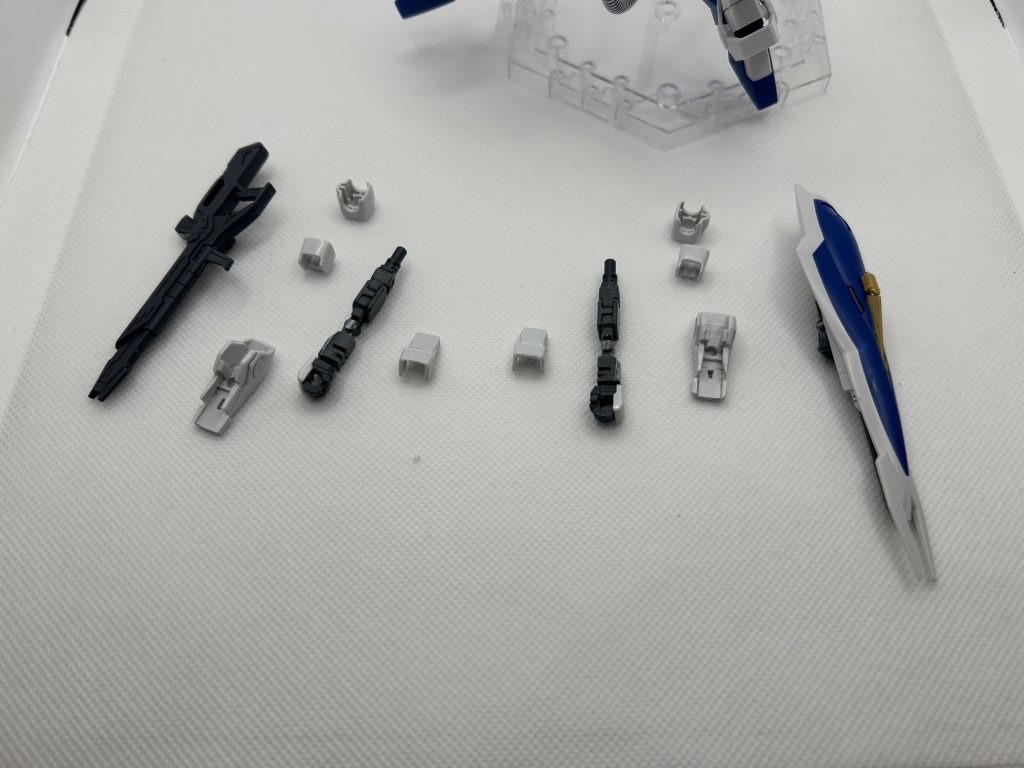 再使用したのはブルーディスティニー1号機の腕部ジョイント、ダガーLのビルドストライクからの余ったソケットパーツ、そして本キットの3mm軸部分です。外部装甲はほぼランナータグとタミヤのセメント使い意外と上手く出来ました。陸戦型ジムの腕部ジョイントが意外と優秀でピッタリでした！