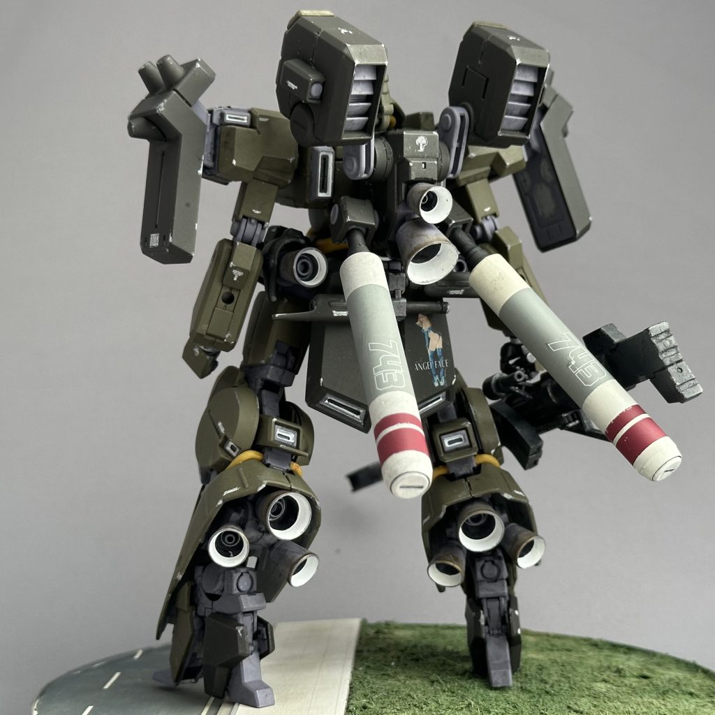 ビームライフルを外すとリアスカートにはいつものおねいさんマークが入っていますｗ