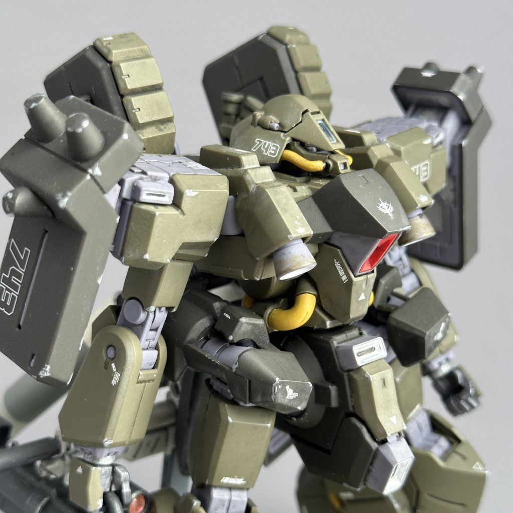 腹部メガ粒子砲は1門にまとめられました。ですが腹部周りのデザインは複雑です。ドラムフレームのシリンダーパーツも塗り分けてあるんですが全然見えないですねっ！！