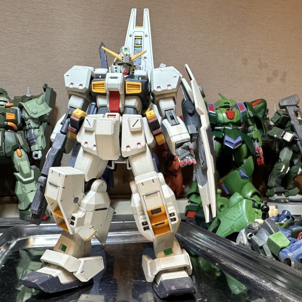 我が工房のMS生産ラインには、「改修ライン」と「素組ライン」があります。「改修ライン」では、プロポーション改修からミキシング、旧キットアップデートまで中長期スパンとなる機体がやってきます。現在ザクIII改がドック入りし粛々と作業中でございます。片や「素組ライン」の方は,基本素組、アトハメ加工ぐらいの小改修などで比較的短期スパンとなる機体が担当で、先日リーベン・ヴォルフが、めでたくロールアウトしたので新たな機体をお迎えしよう！ということで、過去作ヘイズル改を召喚。初回ロットのこの子は、当時簡単フィニッシュで完成させていたのですが、20年の時を経て接着面の変色などが起きているのでその辺の修正かつアップデートをしていこうと思います！（3枚目）