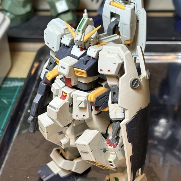 我が工廠のMS生産ラインには、「改修ライン」と「素組ライン」があります。「改修ライン」では、プロポーション改修からミキシング、旧キットアップデートまで中長期スパン作業となる機体がやってきます。現在ザクIII改がドック入りし粛々と作業中でございます。片や「素組ライン」の方は、基本素組アトハメ加工ぐらいの小改修などで比較的短期スパン作業になる機体が担当で、先日リーベン・ヴォルフが、めでたくロールアウトしたので新たな機体をお迎えしよう！ということで、過去作ヘイズル改を召喚。初回ロットのこの子は、当時簡単フィニッシュで完成させていたのですが、20年の時を経て接着面の変色などが起きているのでその辺の修正かつアップデートをしていこうと思います！追加・「罪崩し」は最優先事項の為、上記2ラインの状況の如何を問わず、随時開催されます♪（3枚目）