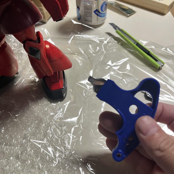 Amazonでパッケージの写真だけあがってるMGゲルググを見つけ定価だからポチったら、まさかの組立て塗装済み、武器なしでした…泣高い授業料だと思って塗り直してますw（3枚目）