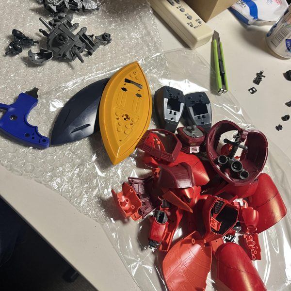 Amazonでパッケージの写真だけあがってるMGゲルググを見つけ定価だからポチったら、まさかの組立て塗装済み、武器なしでした…泣高い授業料だと思って塗り直してますw（4枚目）