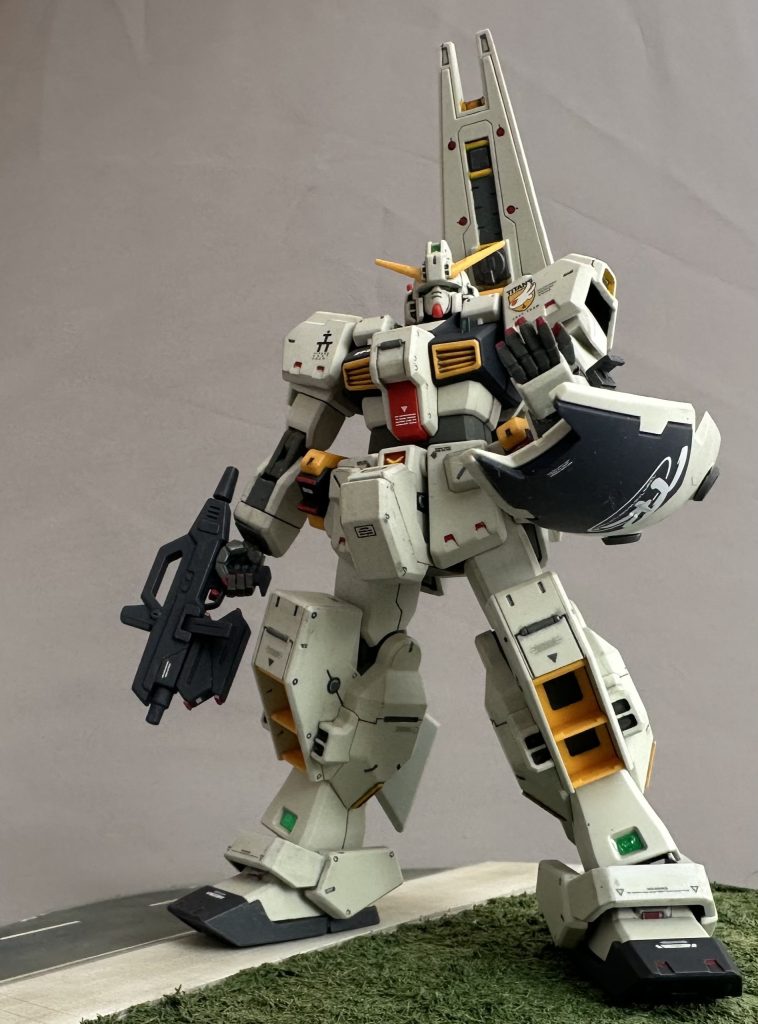 このヘイズルは2005年の発売時に購入、程なく部分塗装の艶消しかんたんフィニッシュにて竣工させていたものです。竣工から20年が経過し、接着面の変色などが目立ってきたのでリペアを兼ねて、ディテール追加とデカール貼りを施しました。