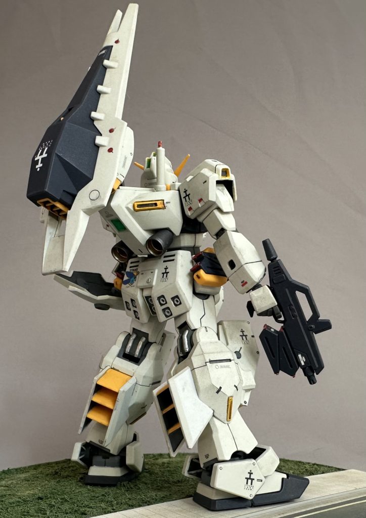 チマチマと筆塗りで塗り分けました。今回も発色が良い成形色のイエローは活かしたのですが、やっぱり光が透過してエッジがトロケちゃうので、ここは塗装してもよかったかもです。