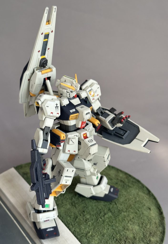 ヘイズルのイラストでよく見るこのポーズは何をしているところなんでしょうね?ライフルが明後日の方向を向いていて気になります。イラストではバックパックにシールドブースターは設置していないですが。