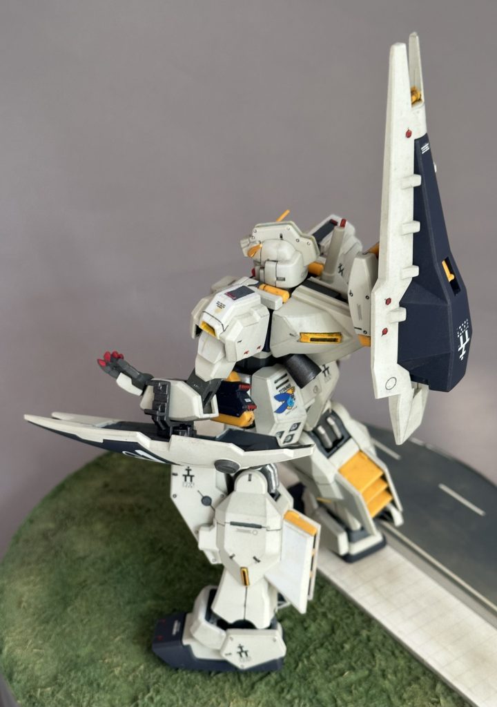 Eパックや肩などに切り出したプラバンで「レッドチップ」ディテール追加を行いました。