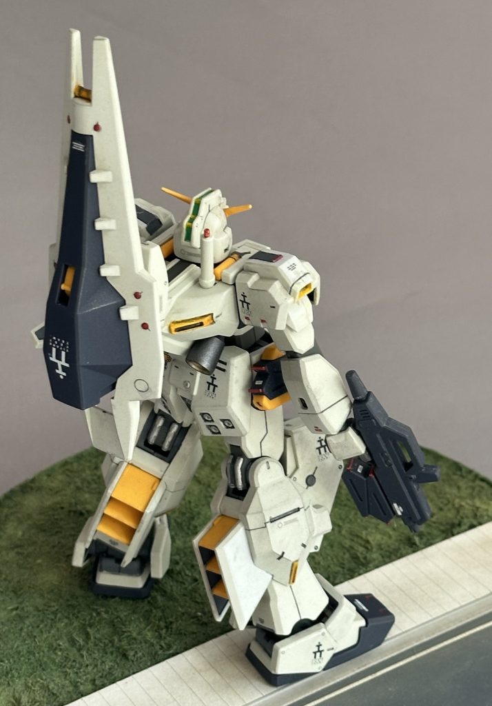 バックパックのスラスターは金属系の色に塗装しました。(外部;ガンメタル・内部;ゴールド)リアスカートアーマーのスラスターは開孔してあります。