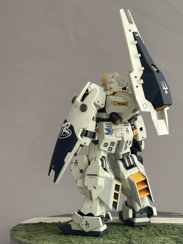 全身洗浄→部分補修→古い艶消し層を爪磨きで研磨し前進を一旦ピカピカに→部分塗装→デカール→墨入れ→トップコート→ウェザリングマスターでエッジを強調するようにかるーくウェザリングをしています。