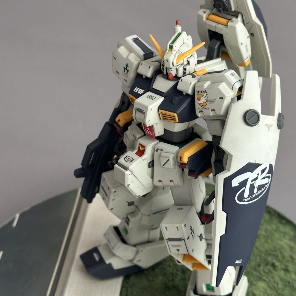 リペア後の様子。変色した部分を研磨するだけでだいぶ変色が減りますが、結局接着剤が含浸してしまった部分は樹脂の内部まで変色が進んでいるので完全には消しきれません。特に変色のひどい部分はスジボリして新たにパネルラインを追加、部分塗装して誤魔化しました。ただこれはやりすぎると「わざとらしく」なっちゃうので、完全には隠しきれません。ある程度は変色部が残ってしまっても致し方なし、としました。