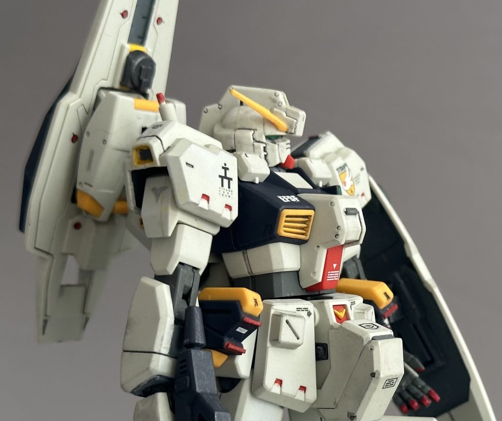 元々刻み込まれたディテールに墨入れするだけでも情報量が上がります。プラス、チマチマ筆塗りで差し色を入れております。