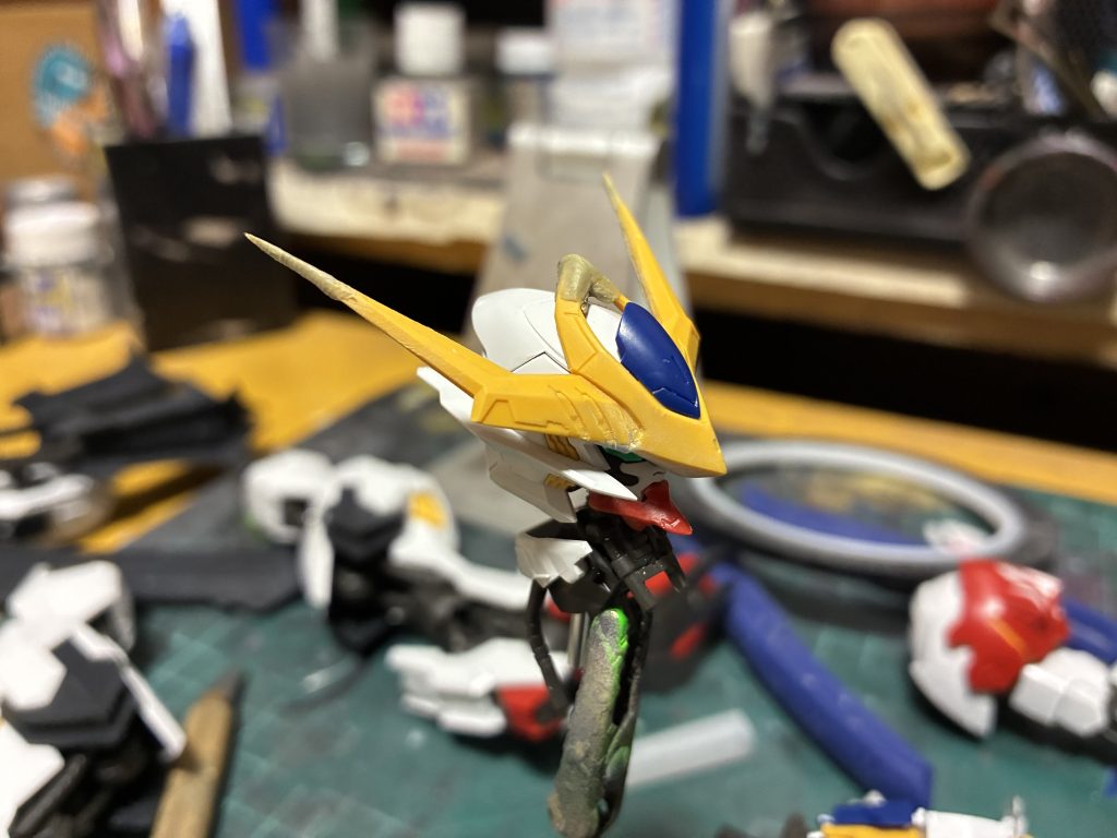 ⬜️制作まずは大体のモデラーさん目つけますよね( ＾∀＾)ヒサシ僕はパテでツインアイとの差を縮めましたアンテナは延長シャープ化顎のライン、エッジを出して小型化です