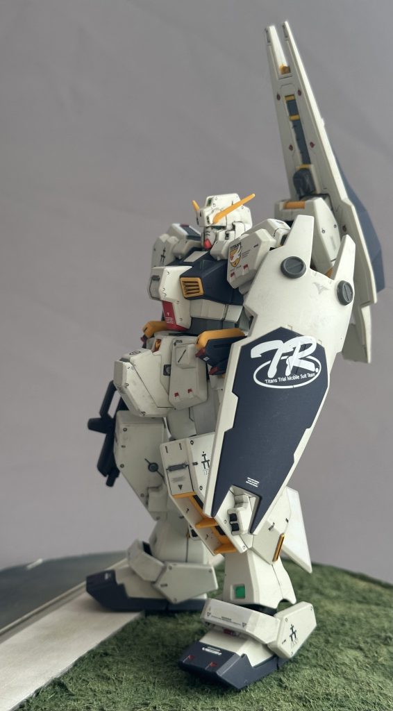 ボトムヘビーなフォルムは迫力があります。 シールドの大きなTRマークは曲面に貼り付け、かつ凸凹ありなので、貼る前に2分割しマークセッターなどで軟化させながら破かないように貼り付けました。