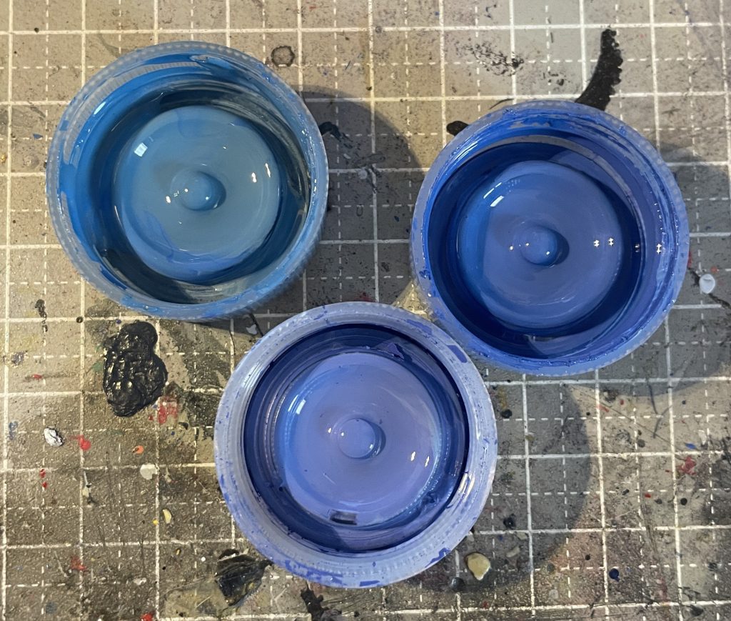 キャンプラブルー!! ホワイトを基本色にしていますので、色味は異なれど淡い色合いのブルーが出来上がります!赤色も、同じやり方で作れます。 イエローに関しては、私は市販のオレンジイエローにレッドを足して濃いめのオレンジに塗るのが好みです。これは、特別な工夫0です。 これらのキャンプラブルーを塗ってみると・・・