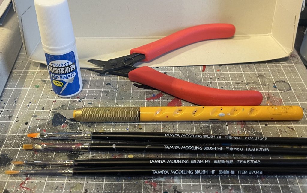 キャンプラの信条は、お金をかけないこと!でも、安物買いの銭失いでもいけません。狙うはズバリ!!模型屋さんや家電量販店においてある ”模型用の安めの道具”です!!(笑) あ、合わせ目消し用の瞬間接着剤はDAISOさんで売っている100円の商品です。ハケが付いていて使いやすいです。新品は粘度が低くてサラサラなので、少しのあいだ開けっぱなしにして粘度が高くなった頃が使い時です(笑) ズボラ(笑)どの道具も汚いですねぇ💦お目汚しスミマセン(^^;笑【筆塗りは塗料作りから!】