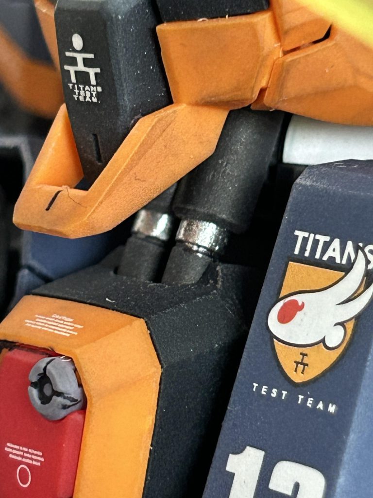 デカール後にガンダムマーカーのメッキで塗装。この後艶消し吹いてメッキを台無しにしてから再度塗り直すという…