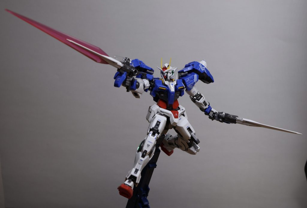 昨年買ったRGダブルオーライザーが完成しました。武器やオーライザーなど色々あって楽しいキットです。