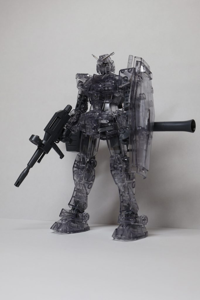 シールは貼らずにカメラアイだけエナメル塗料で塗装しています。このままで格好良いけど普通のクリアと混ぜて組んでみたいです。