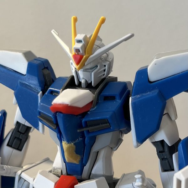 今年もまったり作ります、よろしくお願いします🙋前回からの進捗としては、コックピットハッチを曲面から平面化ツインアイ周りの調整ウイングの切り出しをやってます（2枚目）