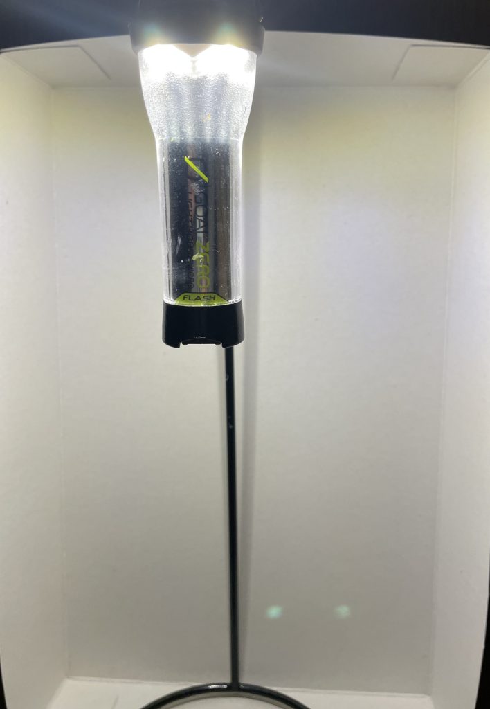 ぎ、ぎくぅッ…!! 最近あまりキャンプは出来ておらず、模型活動に傾きがちです。熊さんも怖いので、ちょっぴり足が遠のいておりました。出没状況などをチェックし様子を見ながら、暖かくなったらキャンプしてみようかなと思っています。 熊さんが冬眠(しているハズ)中の今はチャンスではあるんですけどねー(-_-;) 寒くて。冬キャンプも良いモノだけども。寒くて。。。しかし・・・ 心はいつもキャンパーでありたい!ガンプラ中でも! という訳で、模型のお供の照明です。キャンパーにはおなじみの、ゴールゼロ LEDランタンです(笑) 部屋の照明だけでなく、手元にも灯りが欲しいので、コイツはプラモづくりでも大活躍してくれています。充電して繰り返し使えますし、災害時などにも役立ちます。私のモデルですと、今は5,000円前後で購入できそうです。コロナ禍のキャンプブームの頃は、このランタン手に入らなかったんですよ。本当に。 でも今は定価で買える。あれ?この流れって・・・ 今のガンプラ界隈と似ていませんか?? いまだに新商品や再販品は買いにくく、ガンプラは冬の時代です。しかし、一時期の”棚に本当に何もない”という絶望的な状況からは立ち直りつつあります。 購入をめぐっては、様々な問題が起こり、ネガティブなニュースが聞こえてくることもあります。 でも、我々モデラ―は乗り越えていける。 ここに居る仲間たちのように。いいねしたりコメントしたり、手を取り合っていける。こうしてモデラ―同士で交流できる貴重な居場所を提供して下さっているGUNSTA様には、改めて感謝申し上げます。いつも本当にありがとうございます。 作品を通した対話・人の心の光でガンプラ界隈を照らしていきましょう!! このランタンのように・・・(笑)