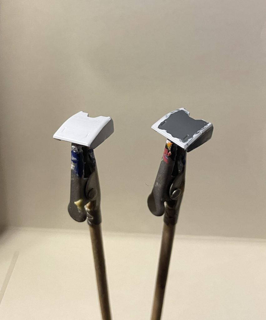 ぬ、塗ってみました そ、そんなに怒らなくてもイイじゃないですか😅お、おちついておちついて🥶そう、角ばったパーツに白は鬼門。でも裏技は在ります。こうしたパーツで色がノリにくいのは、いわゆるエッジの部分のせいです。 写真に右側のように、あらかじめエッジ部分だけに塗料を乗せておきます。塗るというより、エッジに塗料を置いてくる感じ。これを充分に乾かしてから、白を2,3回重ねていくと、図(左)のように発色してくれます。 やや厚塗り・ムラにはなりますけど、大丈夫です。缶のトップコートが全て無かったことにしてくれます。缶のトップコートを信じましょう!!(筆モデラ―の意地はいずこへ・・・・) こんな具合に、キャンプラは筆塗りを楽しんでいます。あまりのズボラさに、モデラ―諸兄からお叱りを受けそうで怖いです(^^;笑 でも、模型を続けるにあたって、ある程度のズボラさって大事なような気もしています。綺麗に整えられた作業机はもちろん素晴らしいですが、一から道具を揃えて片づけて・・・となると意外と腰が上がらないのがプラモデル(笑) とにかく我流の筆塗りですし、一般的な筆塗りのセオリーからは外れているのかもしれません。今よりも筆塗りが下手だった頃、エアブラシによる均一な塗装面・重厚な黒立ち上げ・輝くキャンディー塗装などの作品を見て、一方的にコンプレックスを抱えていました。エアブラシ・コンプレックス・ルプスレクスという怪物が私でした。 そうなると、塗装するのは色の濃いジオン系の機体ばかりになる訳です。夜間用戦闘機と銘打って、黒や濃いグレーで塗りまくっていた時期もありました。当然、白を使うガンダム系の機体は無意識に??避けるようになりました・・・RX-78-2 GUNDAM