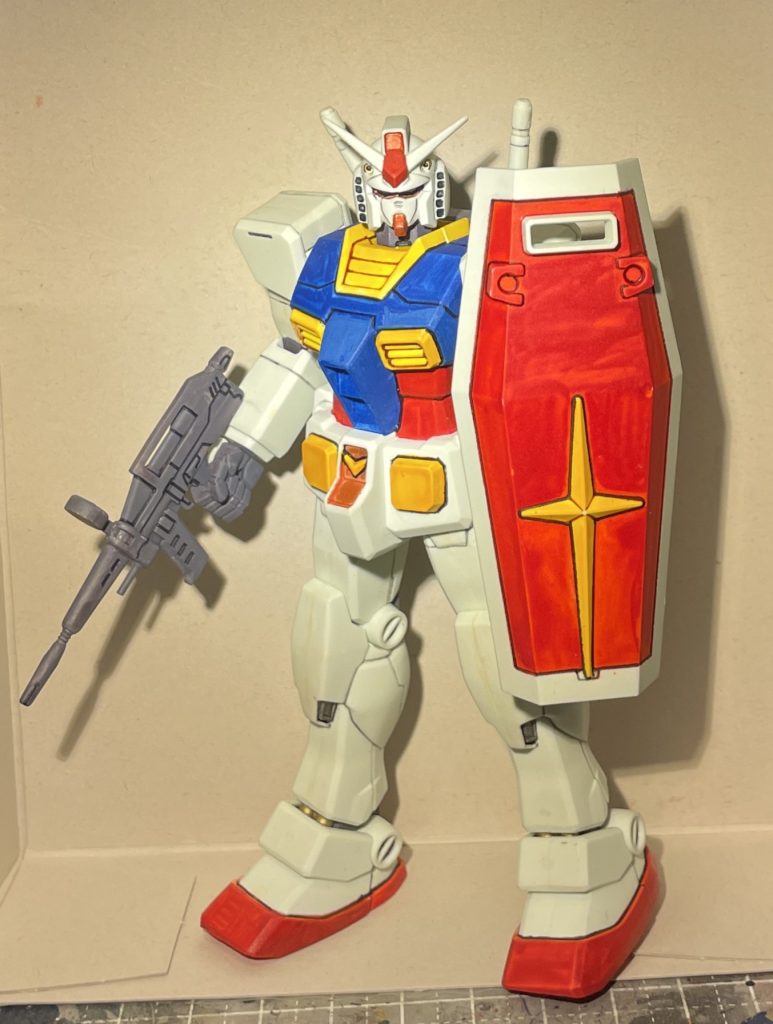 まだ塗装技術が拙かった頃に作ったFGガンダムを見つけました。ね?(苦笑) これはこれで思い入れはあるし宝物ではあるんですが、ムラだらけな上、ホワイトの塗装から逃げているので合わせ目部分が黄変化しちゃっています。これより昔は、マジックペンで色を塗ろうとしていたトンデモ時代もありました。。。(^^;笑 そんなこんなで試行錯誤した私は、七転八倒の末ホワイト塗料との向き合い方を見つめなおし、発色のさせ方・ムラの減らし方と研究を進めていきました。そうして見つけた答えの一つが、今回ご紹介したホワイトの塗料です。 もし、この記事を見て頂いた方の中で、筆塗りに挑戦してみようというモデラ―様のお力添えに、少しでも役立てれば幸せです。そして、尊敬するバトンランナー・エリートモデラ―の皆さま。キャンプラへのアドバイスや改善点がございましたら、是非 ”やさし~く” 教えて下さい(^^) こんなに長い文章になるとは思いませんでした(笑) 独り言の天才かと思いました。自分でもびっくりなのに、ここまで読んで下さった方。いらっしゃいましたら、改めてお礼申し上げます。ありがとうございます。 今回、@okkiさんからバトンを受け取るのに、私が時間を要してしまいました。滑らかなバトントスが出来なかったことをお詫びします。申し訳ございませんでした。 〜バトンをつなぐ〜 の後任の方は調整にもう少し時間をいただければ幸いです。近日中に追記したいと思います。 最後までご覧いただき、ありがとうございました(≧▽≦)✨ ところで・・・・キャンプラ、お前キャンプはやってんの??