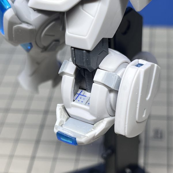 サクッと作るつもりで始めたG-セルフ。面出しエッジ出し、合わせ目消し、スジ彫りくらいで終わらせようとしてましたが、まぁ色々と気になるところが増えてしまい。結局相当な時間がかかってしまっております。最も腐心したのが、可動部のチラ見え箇所のフォロー。首周りや肘、膝の装甲内部。なまじ可動が優秀な分、中のスカスカっぷりが露わになるんですよね。細かいところが気になるのが私の悪い癖。で、それらを七転八倒しながらなんとか終わらせました。ただまぁ分かっちゃいましたが、外見に大きな変化はないので達成感が乏しいという現実に直面。そうなるとそうですね、モチベダウン→作業時間の減少、という連鎖に陥るわけです。ふはは。そんな中、デザイナーのあきまん氏が描いたG-セルフのイラストを見まして。https://x.com/akiman7/status/1144273923405574145?s=61&t=JzvgowFZHq7h3SMKIwrv6w全部は無理にしろ、このディテールの何割かは拾いたくなってしまいました。はい、ゴールが遠くなりました!(4枚目)