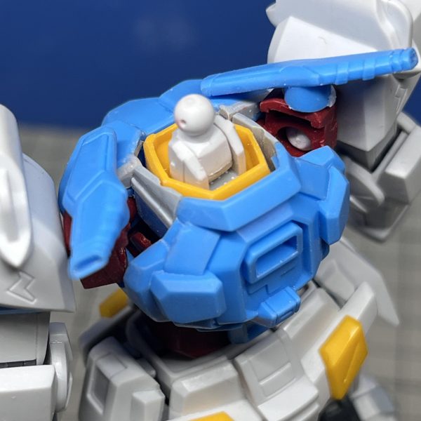 サクッと作るつもりで始めたG-セルフ。面出しエッジ出し、合わせ目消し、スジ彫りくらいで終わらせようとしてましたが、まぁ色々と気になるところが増えてしまい。結局相当な時間がかかってしまっております。最も腐心したのが、可動部のチラ見え箇所のフォロー。首周りや肘、膝の装甲内部。なまじ可動が優秀な分、中のスカスカっぷりが露わになるんですよね。細かいところが気になるのが私の悪い癖。で、それらを七転八倒しながらなんとか終わらせました。ただまぁ分かっちゃいましたが、外見に大きな変化はないので達成感が乏しいという現実に直面。そうなるとそうですね、モチベダウン→作業時間の減少、という連鎖に陥るわけです。ふはは。そんな中、デザイナーのあきまん氏が描いたG-セルフのイラストを見まして。https://x.com/akiman7/status/1144273923405574145?s=61&t=JzvgowFZHq7h3SMKIwrv6w全部は無理にしろ、このディテールの何割かは拾いたくなってしまいました。はい、ゴールが遠くなりました!(2枚目)