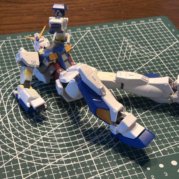 もともとのHG ガンダムNT-1 アレックスは胴が詰まっていたり、その割にはすねが長かったりでかなりプロポーション崩壊を起こしているように見えたのでEG ガンダムの関節を移植しつつ、腕と太腿を延長しプロポーションを整えてみました。結果、可動域はいろんなポーズがとれるほど良くなり、プロポーションもオモチャっぽさが抜けて満足です。問題はチョバムアーマーが手を加えないと、どこもハマらない＼(^o^)／（2枚目）
