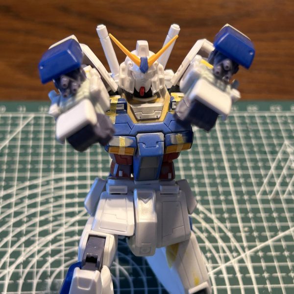 もともとのHG ガンダムNT-1 アレックスは胴が詰まっていたり、その割にはすねが長かったりでかなりプロポーション崩壊を起こしているように見えたのでEG ガンダムの関節を移植しつつ、腕と太腿を延長しプロポーションを整えてみました。結果、可動域はいろんなポーズがとれるほど良くなり、プロポーションもオモチャっぽさが抜けて満足です。問題はチョバムアーマーが手を加えないと、どこもハマらない＼(^o^)／（3枚目）