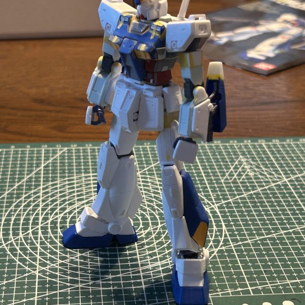 もともとのHG ガンダムNT-1 アレックスは胴が詰まっていたり、その割にはすねが長かったりでかなりプロポーション崩壊を起こしているように見えたのでEG ガンダムの関節を移植しつつ、腕と太腿を延長しプロポーションを整えてみました。結果、可動域はいろんなポーズがとれるほど良くなり、プロポーションもオモチャっぽさが抜けて満足です。問題はチョバムアーマーが手を加えないと、どこもハマらない＼(^o^)／（4枚目）