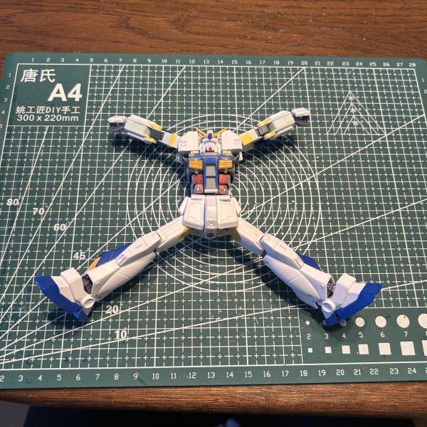 もともとのHG ガンダムNT-1 アレックスは胴が詰まっていたり、その割にはすねが長かったりでかなりプロポーション崩壊を起こしているように見えたのでEG ガンダムの関節を移植しつつ、腕と太腿を延長しプロポーションを整えてみました。結果、可動域はいろんなポーズがとれるほど良くなり、プロポーションもオモチャっぽさが抜けて満足です。問題はチョバムアーマーが手を加えないと、どこもハマらない＼(^o^)／（5枚目）