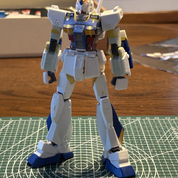 もともとのHG ガンダムNT-1 アレックスは胴が詰まっていたり、その割にはすねが長かったりでかなりプロポーション崩壊を起こしているように見えたのでEG ガンダムの関節を移植しつつ、腕と太腿を延長しプロポーションを整えてみました。結果、可動域はいろんなポーズがとれるほど良くなり、プロポーションもオモチャっぽさが抜けて満足です。問題はチョバムアーマーが手を加えないと、どこもハマらない＼(^o^)／（6枚目）