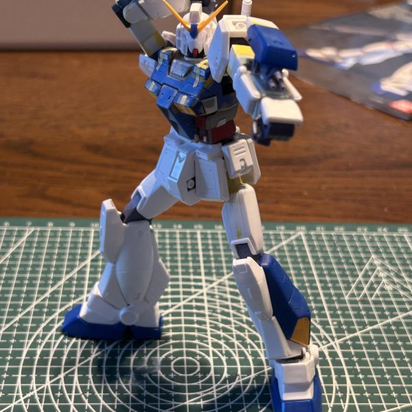 もともとのHG ガンダムNT-1 アレックスは胴が詰まっていたり、その割にはすねが長かったりでかなりプロポーション崩壊を起こしているように見えたのでEG ガンダムの関節を移植しつつ、腕と太腿を延長しプロポーションを整えてみました。結果、可動域はいろんなポーズがとれるほど良くなり、プロポーションもオモチャっぽさが抜けて満足です。問題はチョバムアーマーが手を加えないと、どこもハマらない＼(^o^)／（7枚目）