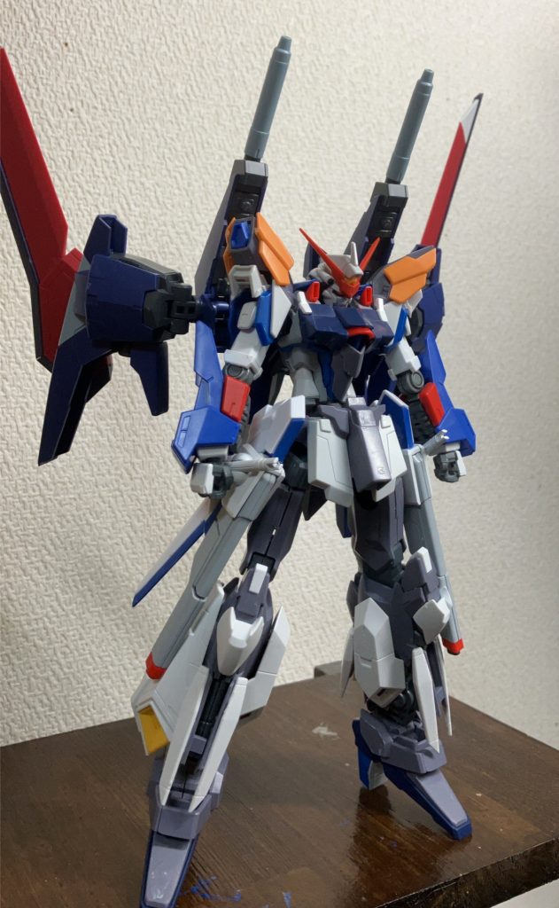 塗装前ですここまで形にするのはかなり苦労しました。最初可変機というコンセプトで制作しましたがガンダム化した所で満足してしまい制作がしばらく止まってましたが、パーツを無くしたことで頭部変更を余儀なくされましたまぁ、そのお陰で改造案が思い着いたので、もう気にしてませんが