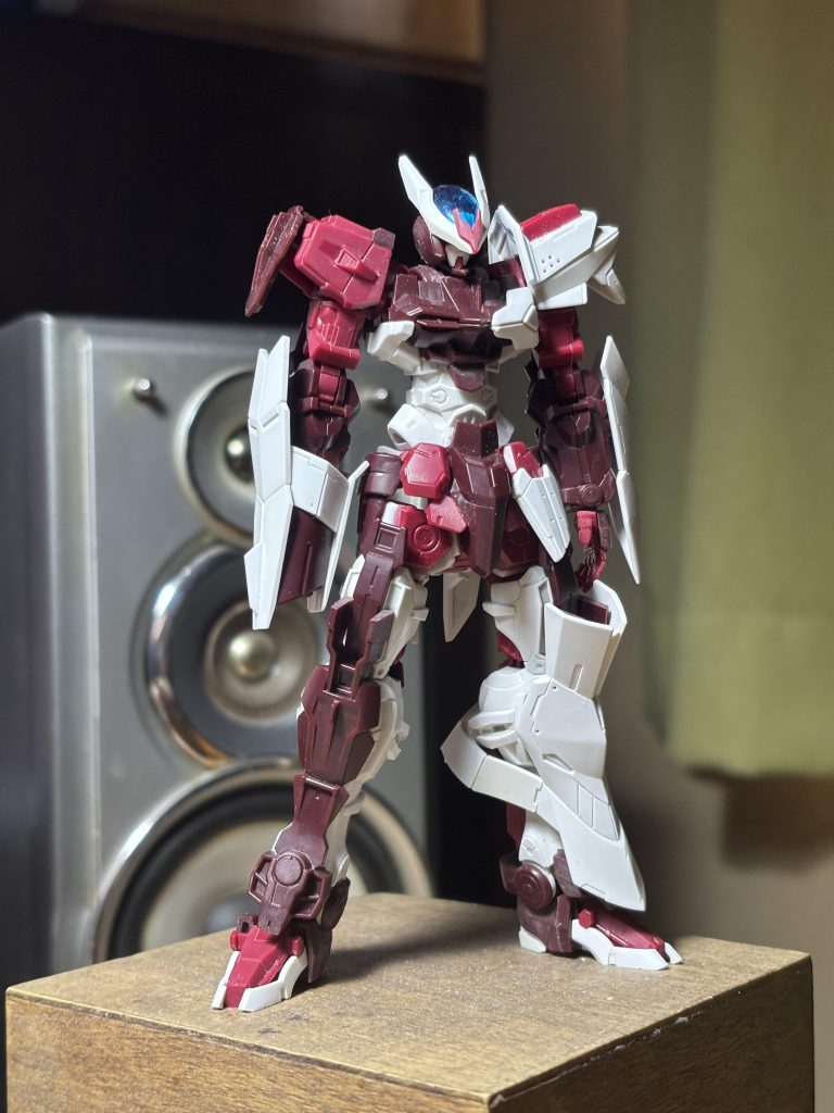 ▲最初はノーネイムとしてつくってました　その頃の一枚です　股間周りや左肩にアストレイの余剰パーツを貼り付けてディテールアップしています　赤いアンテナが短いのは保管中に折れていたからです笑　復活は諦めて短いままそれっぽく整形しました　ディテールアップをけっこうしたのと　腹をけっこう延長したり逆に首を縮めたりしてバランスを整えました