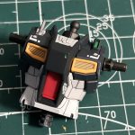 前襟部分にプラ板でディテール追加を施しました。