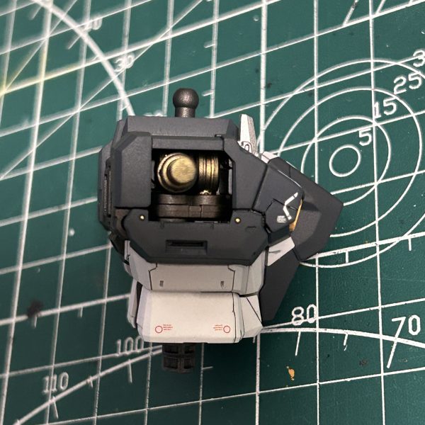 前襟部分にプラ板でディテール追加を施しました。（2枚目）