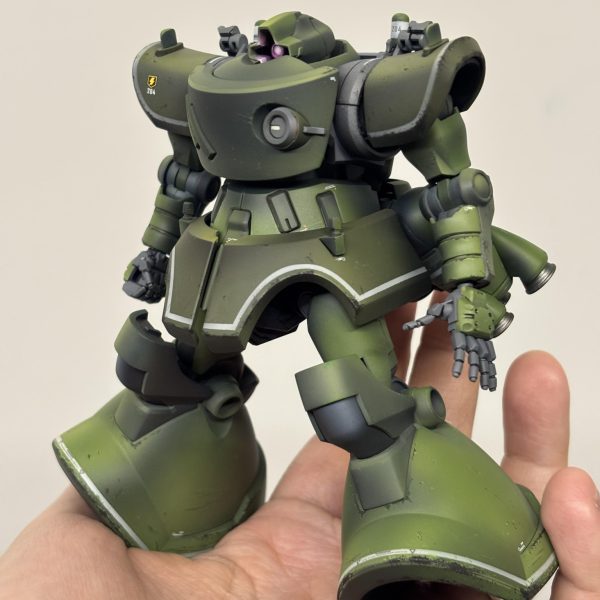 光沢クリアー(グロス)を先に吹く3つのメリット1. デカールを密着させ、シルバリングを防ぐ表面が平滑になるため、デカールが浮かずに綺麗に貼れます。2. スミ入れをシャープに仕上げ、滲みを防ぐ塗料の伸びが良くなり、毛細管現象でスミが綺麗に流れ、拭き取りも容易になります。3. 水性塗料でのチッピングを簡単に修正できるラッカー系の光沢層の上なら、水性塗料で描き込んだチッピングを溶剤で拭き取ってやり直すことができます。その後の工程1. GX114(つや消し)を吹いて質感を整える全体の光沢を落ち着かせ、次工程の塗料の食いつきを良くします。2. 砂埃のウェザリングと油彩による雨だれ表現(ストリーキング)3. マスキングによる明暗や色調の微調整(フィルタリング等) (4枚目)