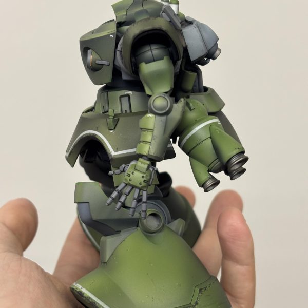 光沢クリアー(グロス)を先に吹く3つのメリット1. デカールを密着させ、シルバリングを防ぐ表面が平滑になるため、デカールが浮かずに綺麗に貼れます。2. スミ入れをシャープに仕上げ、滲みを防ぐ塗料の伸びが良くなり、毛細管現象でスミが綺麗に流れ、拭き取りも容易になります。3. 水性塗料でのチッピングを簡単に修正できるラッカー系の光沢層の上なら、水性塗料で描き込んだチッピングを溶剤で拭き取ってやり直すことができます。その後の工程1. GX114(つや消し)を吹いて質感を整える全体の光沢を落ち着かせ、次工程の塗料の食いつきを良くします。2. 砂埃のウェザリングと油彩による雨だれ表現(ストリーキング)3. マスキングによる明暗や色調の微調整(フィルタリング等) (2枚目)