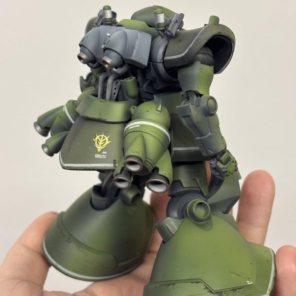 光沢クリアー(グロス)を先に吹く3つのメリット1. デカールを密着させ、シルバリングを防ぐ表面が平滑になるため、デカールが浮かずに綺麗に貼れます。2. スミ入れをシャープに仕上げ、滲みを防ぐ塗料の伸びが良くなり、毛細管現象でスミが綺麗に流れ、拭き取りも容易になります。3. 水性塗料でのチッピングを簡単に修正できるラッカー系の光沢層の上なら、水性塗料で描き込んだチッピングを溶剤で拭き取ってやり直すことができます。その後の工程1. GX114(つや消し)を吹いて質感を整える全体の光沢を落ち着かせ、次工程の塗料の食いつきを良くします。2. 砂埃のウェザリングと油彩による雨だれ表現(ストリーキング)3. マスキングによる明暗や色調の微調整(フィルタリング等) (3枚目)