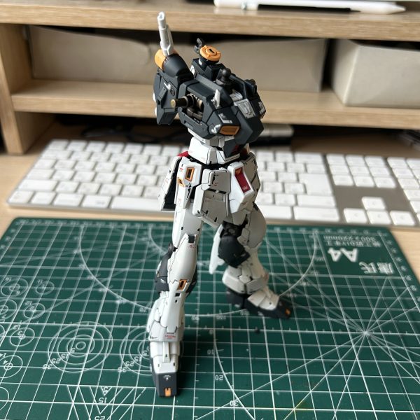 バーニア部分を動かすと装甲が少しスライドしてフレームがチラ見えするのにビックリです。（2枚目）