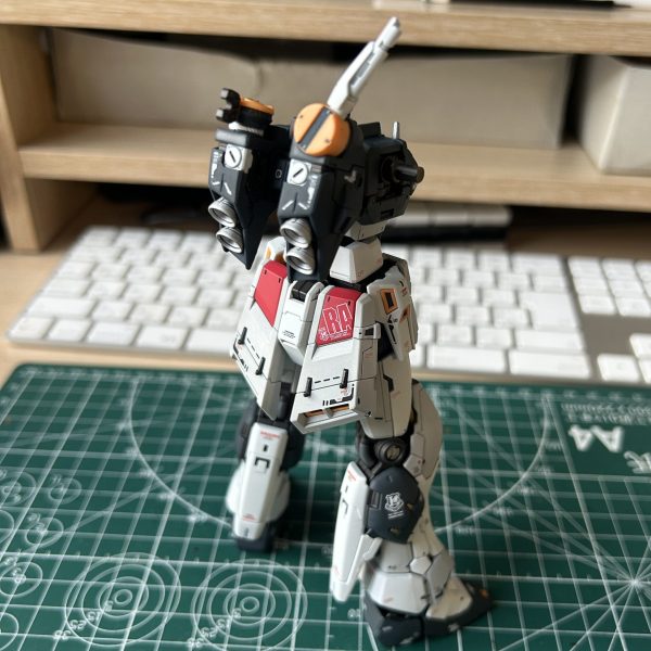 バーニア部分を動かすと装甲が少しスライドしてフレームがチラ見えするのにビックリです。（1枚目）