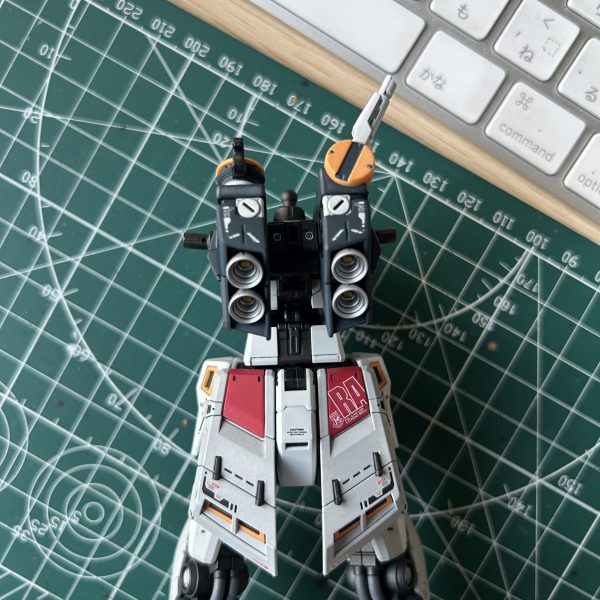 バーニア部分を動かすと装甲が少しスライドしてフレームがチラ見えするのにビックリです。（3枚目）