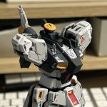 HGだと各肩5バーツで作られているのが、RGはなんと倍以上の11パーツ！側面が開[…]