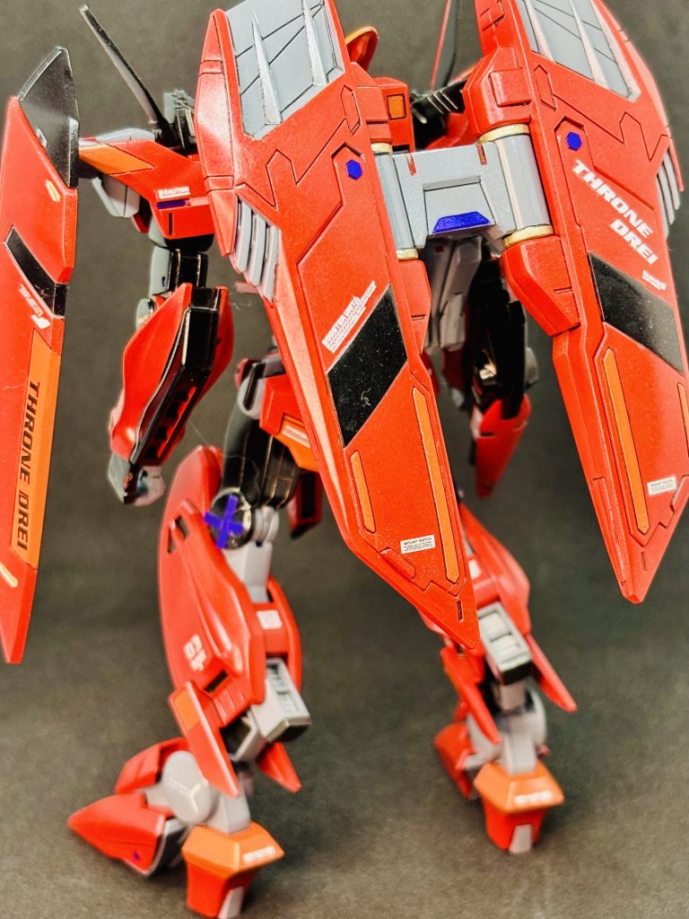 相変わらずダブルオーの機体は塗り分けが中々大変。